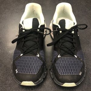 On cloud tennis shoes Size 8. Great Condition